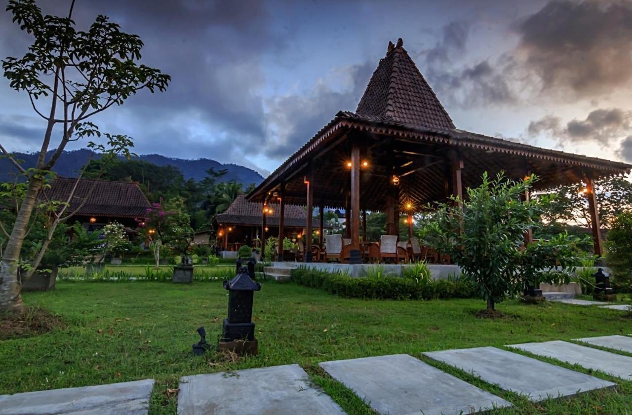 Balkondes Majaksingi Jasamarga Homestay *